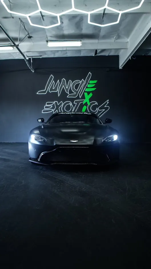 Aston Martin Vantage — photo 18