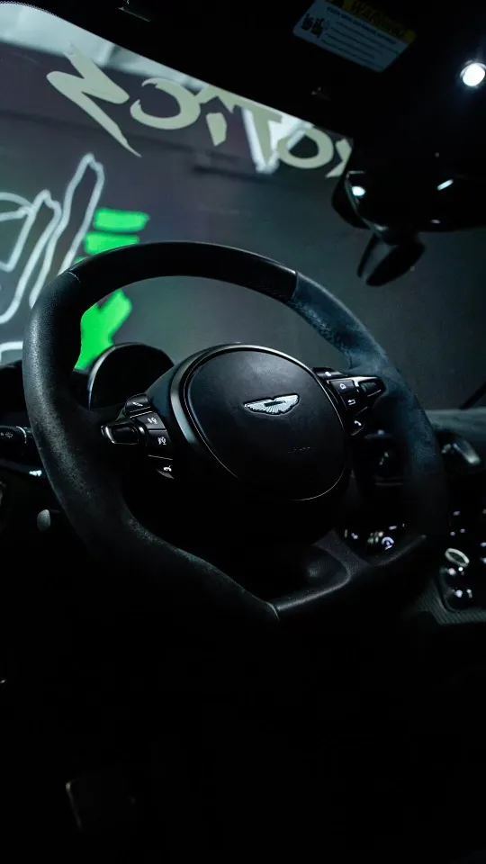 Aston Martin Vantage — photo 23