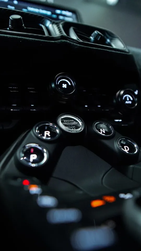 Aston Martin Vantage — photo 24