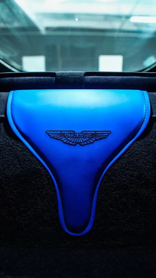 Aston Martin Vantage — photo 26