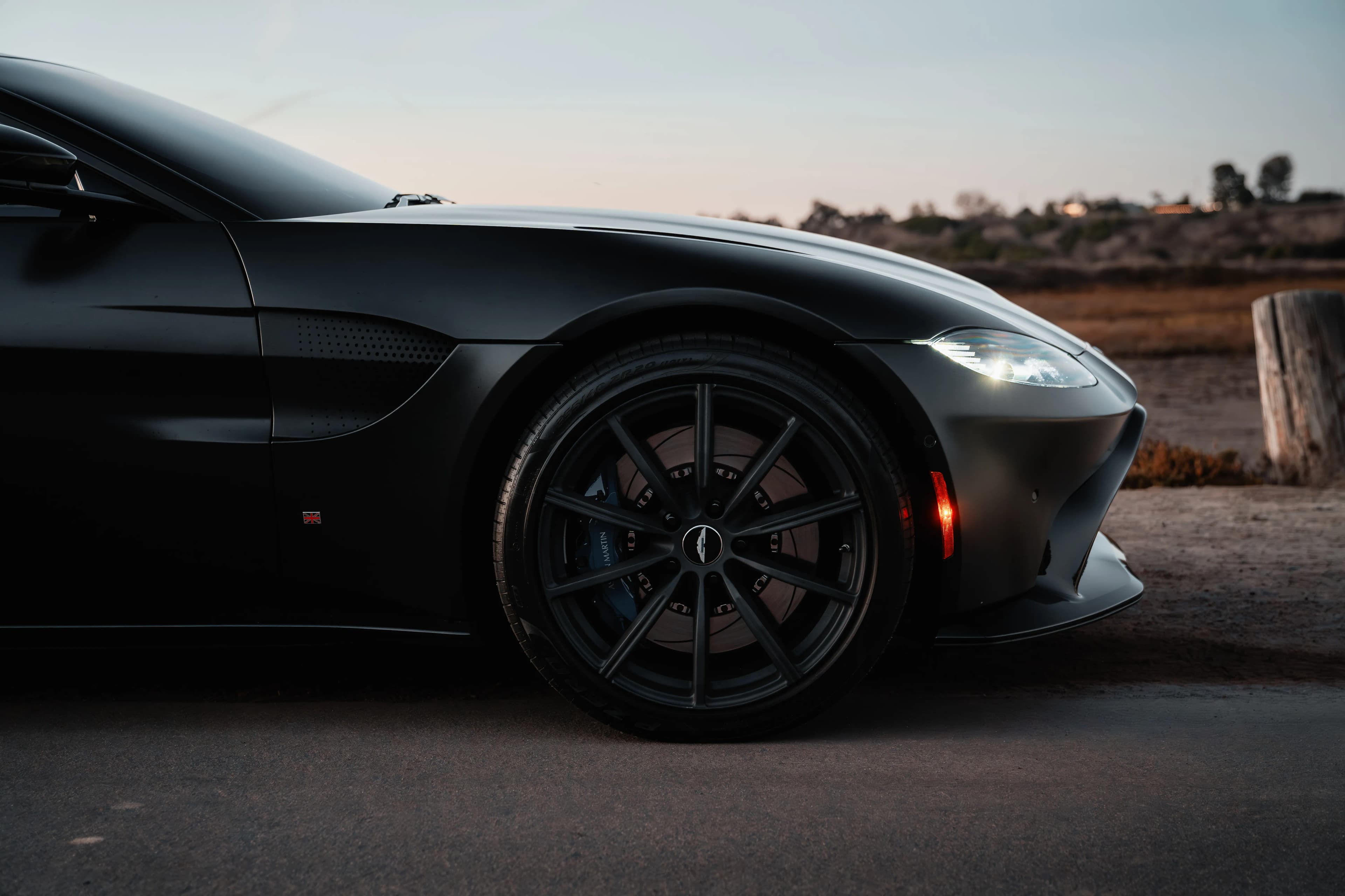 Aston Martin Vantage — photo 35