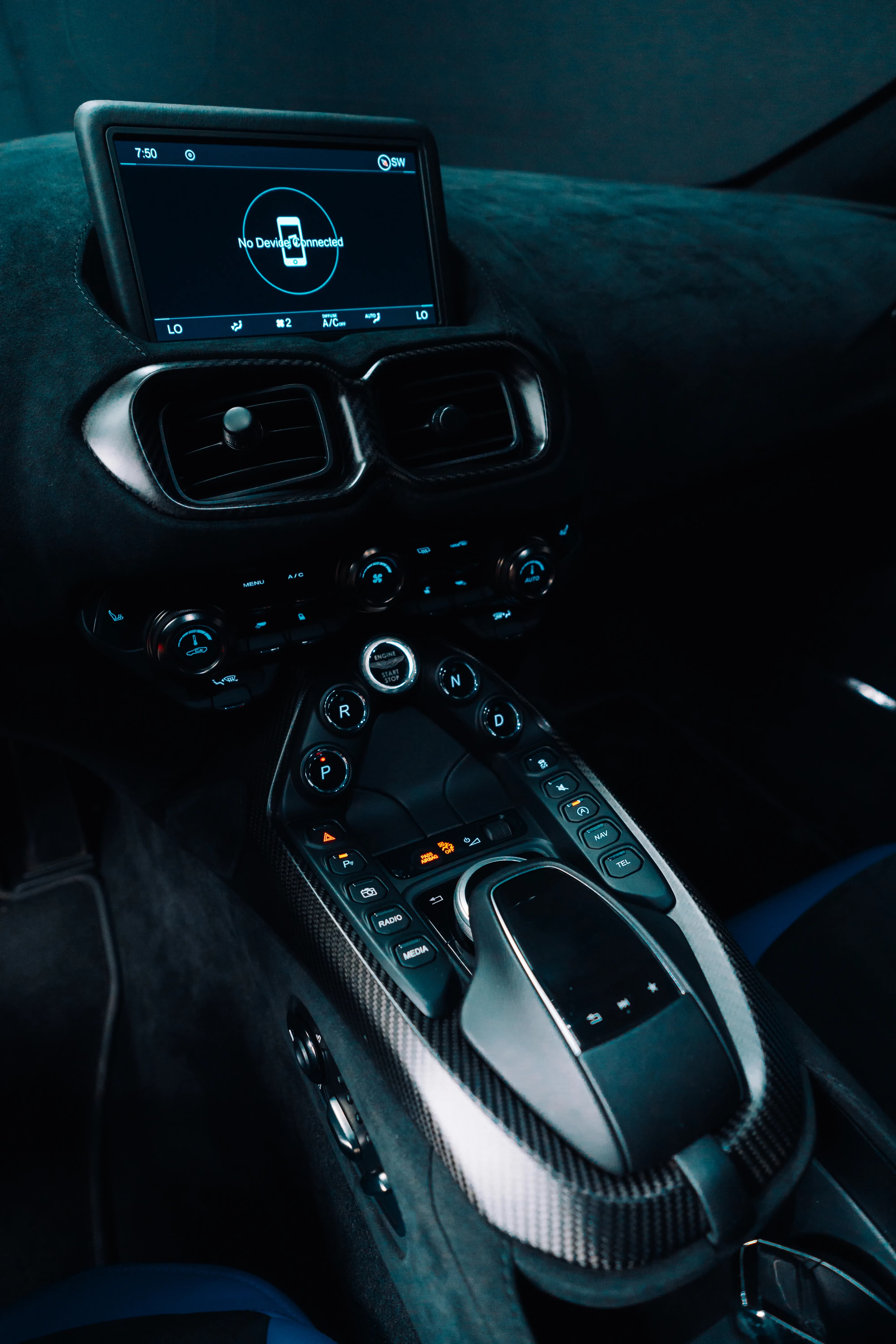 Aston Martin Vantage — photo 44